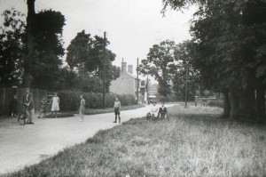 The Swan Inn, 1920, seen from the top of New Walk across the Mursley Road.