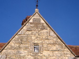 The date stone in the roof apex shows the construction date of 1632.